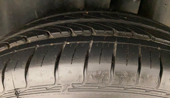 2015 Maruti Ciaz ZXI, Petrol, Manual, 45,079 km, Left Rear Tyre Tread