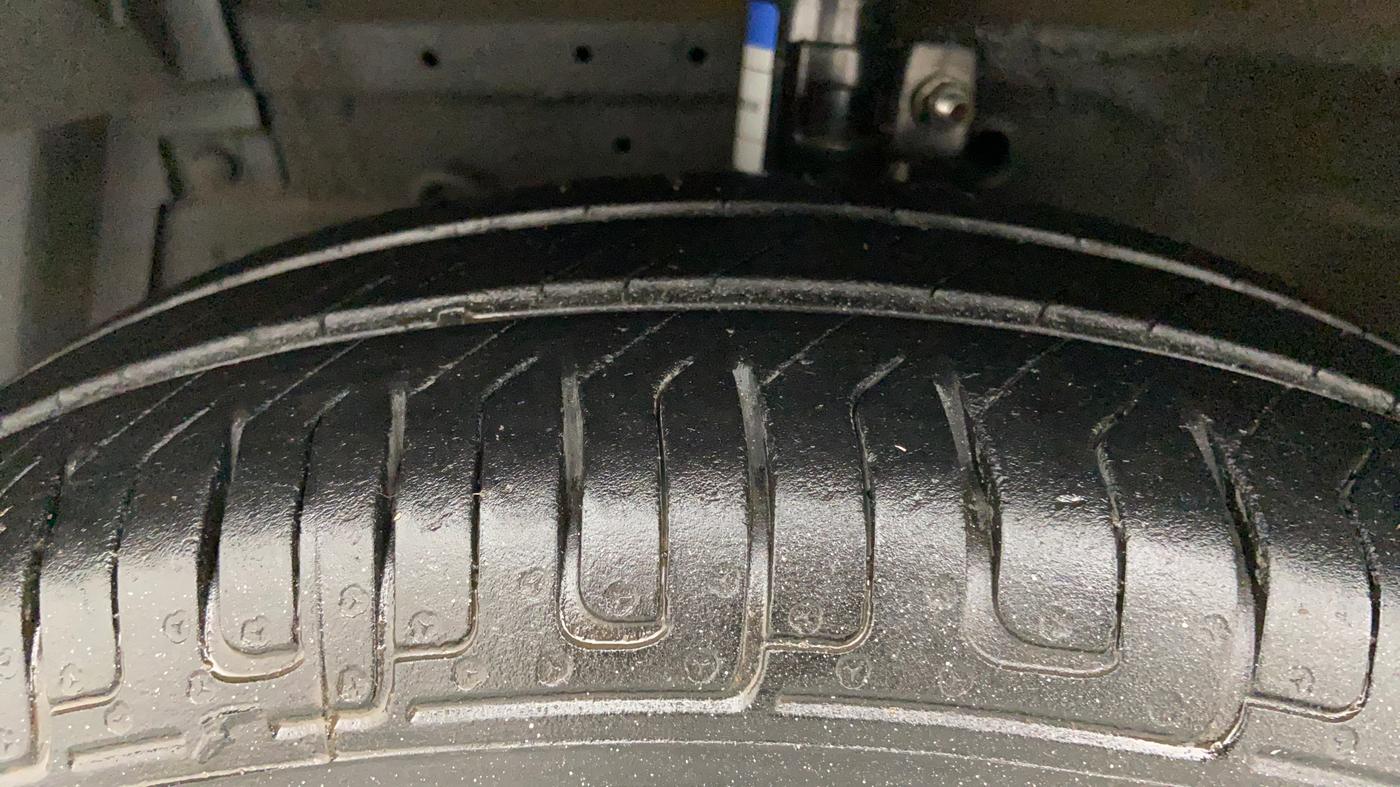 2015 Maruti Swift Dzire VXI, Petrol, Manual, 64,663 km, Left Front Tyre Tread