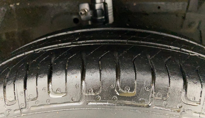 2015 Maruti Swift Dzire VXI, Petrol, Manual, 64,663 km, Right Front Tyre Tread
