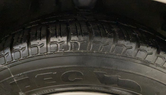 2014 Hyundai i10 SPORTZ 1.1, Petrol, Manual, 20,334 km, Right Front Tyre Tread