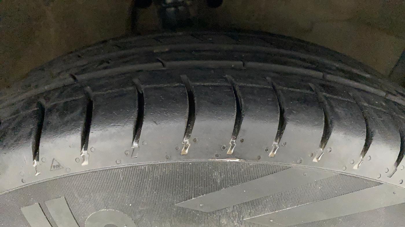 2010 Maruti Ritz LXI, Petrol, Manual, 1,22,580 km, Right Front Tyre Tread