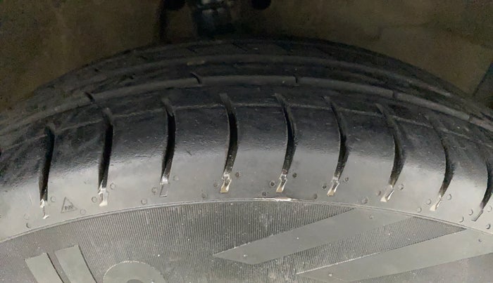 2010 Maruti Ritz LXI, Petrol, Manual, 1,22,580 km, Right Front Tyre Tread