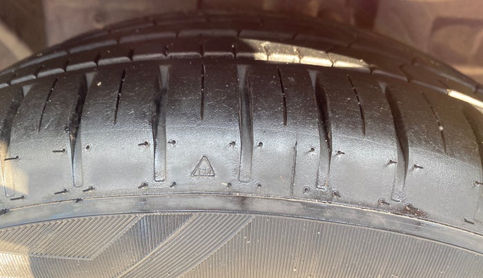 2020 Ford New Figo TITANIUM 1.2 PETROL MT, Petrol, Manual, 87,645 km, Left Front Tyre Tread