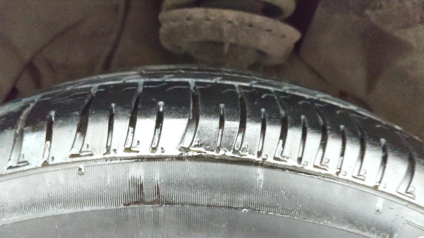2023 Mahindra XUV300 W8 (O) 1.5 DIESEL AMT, Diesel, Automatic, 27,883 km, Left Front Tyre Tread