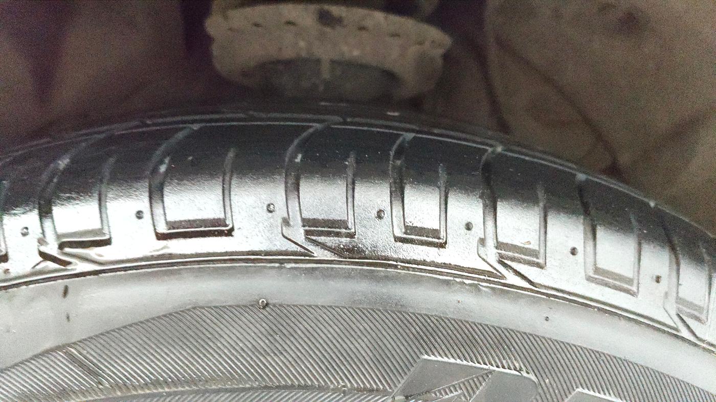 2023 Mahindra XUV300 W8 (O) 1.5 DIESEL AMT, Diesel, Automatic, 27,883 km, Right Front Tyre Tread