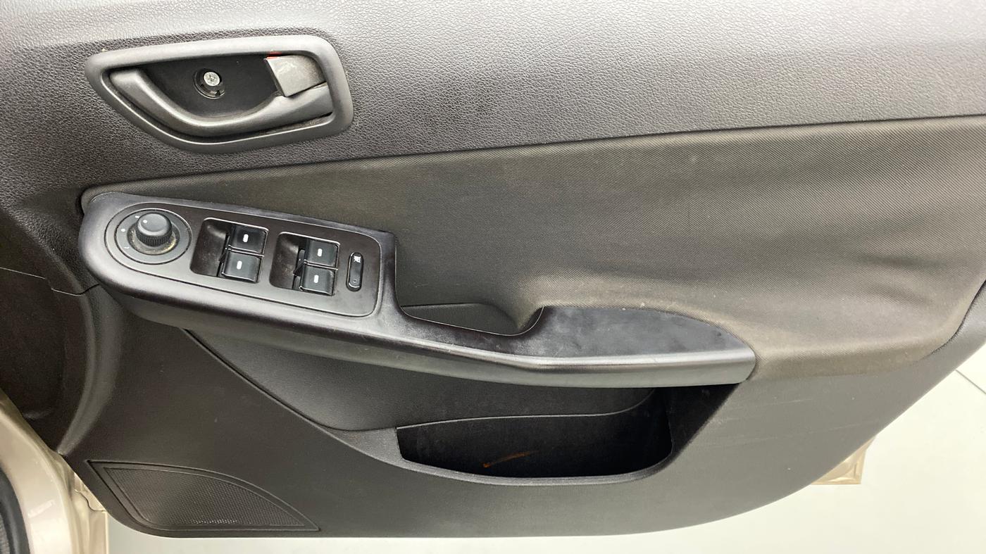 2015 Tata Zest XMA QUADRAJET 90PS, Diesel, Automatic, 65,422 km, Driver Side Door Panels Control