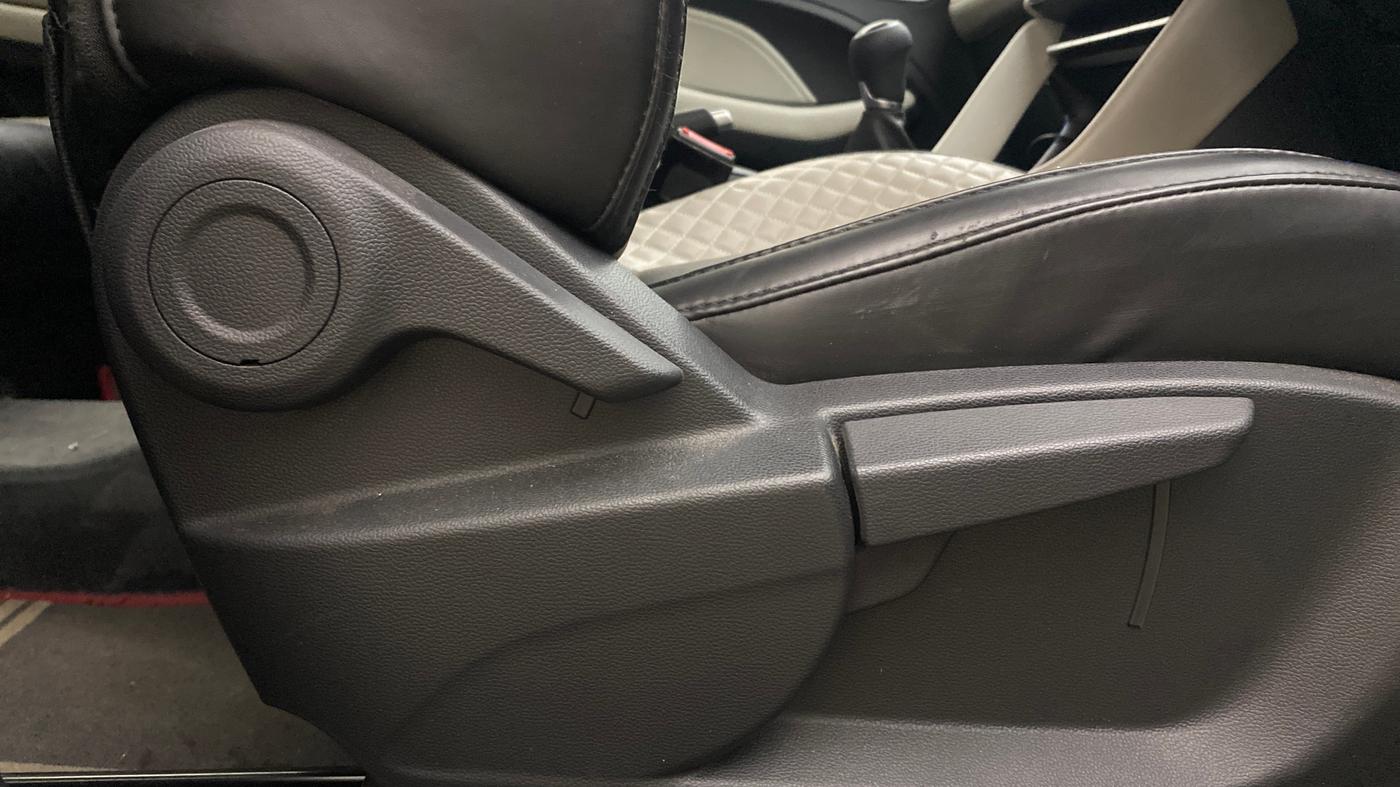 2024 MG ASTOR Select 1.5 MT, Petrol, Manual, 22,551 km, Driver Side Adjustment Panel