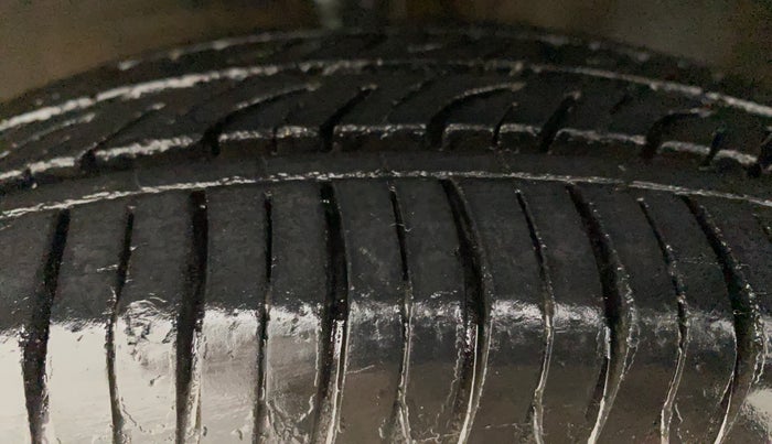 2010 Maruti Wagon R 1.0 LXI, Petrol, Manual, 30,773 km, Left Front Tyre Tread