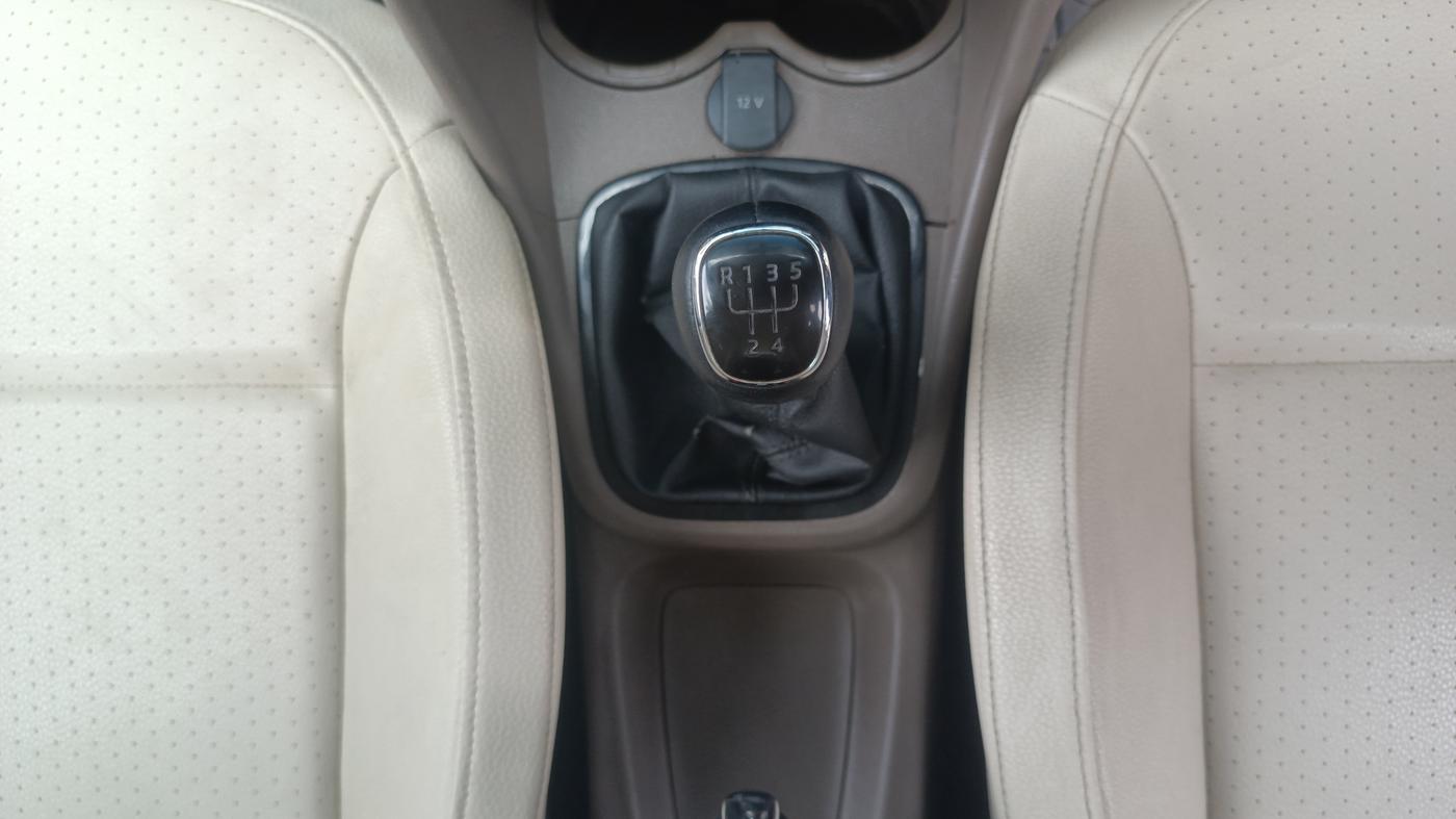 2016 Skoda Rapid 1.6 MPI STYLE PLUS, Petrol, Manual, 1,16,355 km, Gear Lever