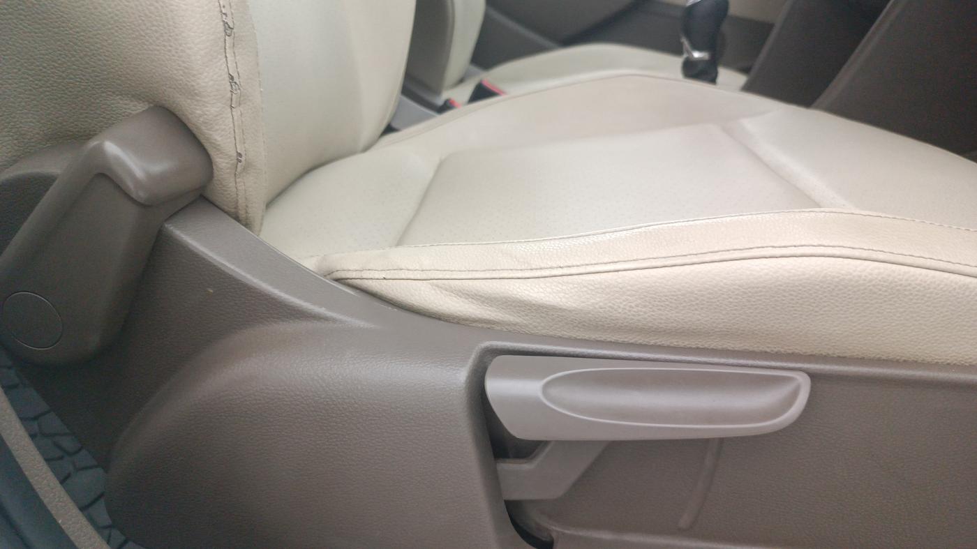 2016 Skoda Rapid 1.6 MPI STYLE PLUS, Petrol, Manual, 1,16,355 km, Driver Side Adjustment Panel