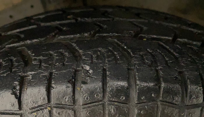 2015 Maruti Swift VXI, Petrol, Manual, 38,716 km, Left Front Tyre Tread