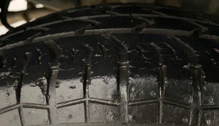 2015 Maruti Swift VXI, Petrol, Manual, 38,716 km, Right Rear Tyre Tread