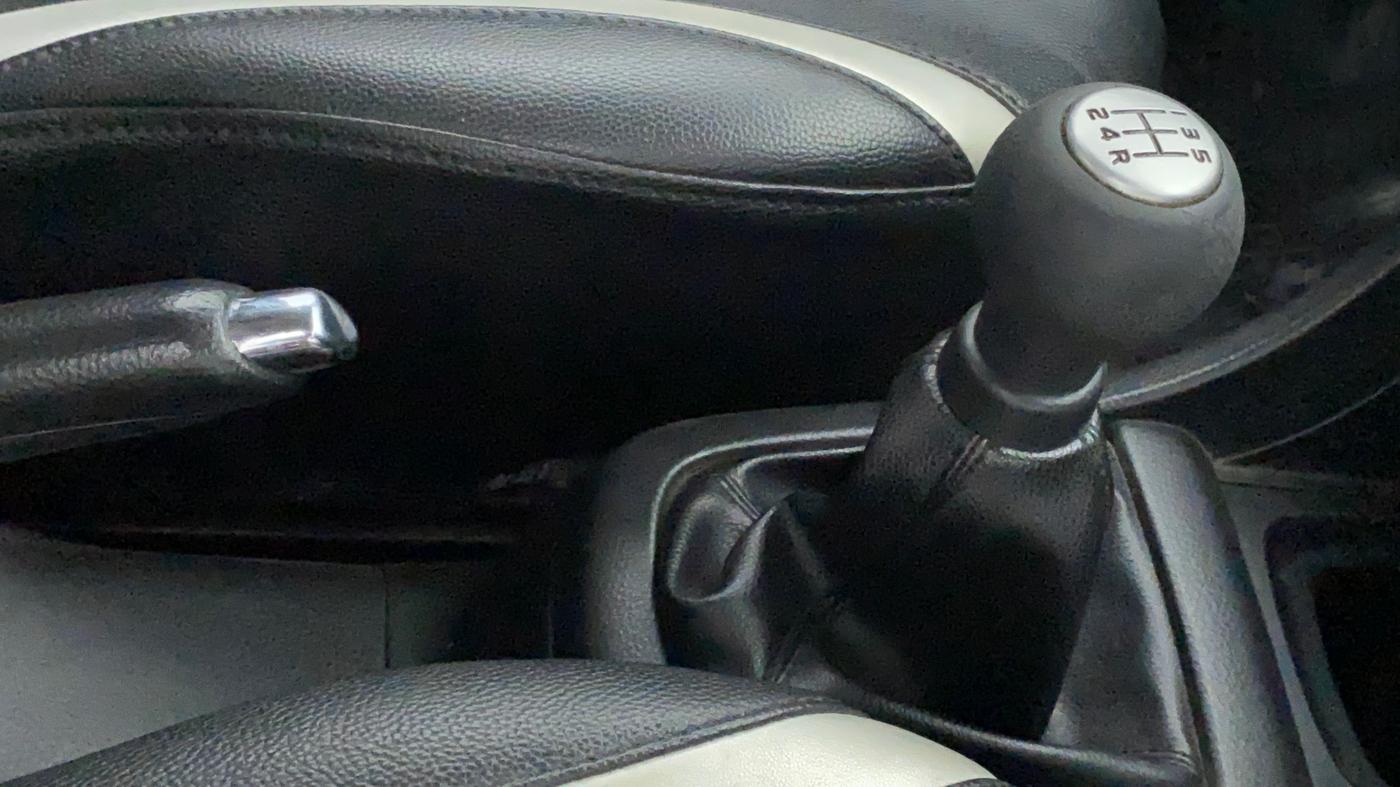 2015 Maruti Swift VXI, Petrol, Manual, 38,716 km, Gear Lever