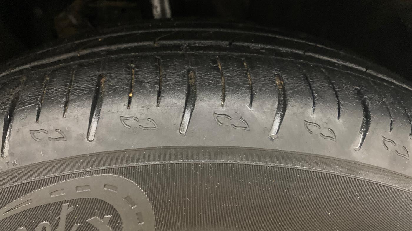 2023 Mahindra XUV700 AX 5 D AT 7 STR, Diesel, Automatic, 40,486 km, Right Front Tyre Tread