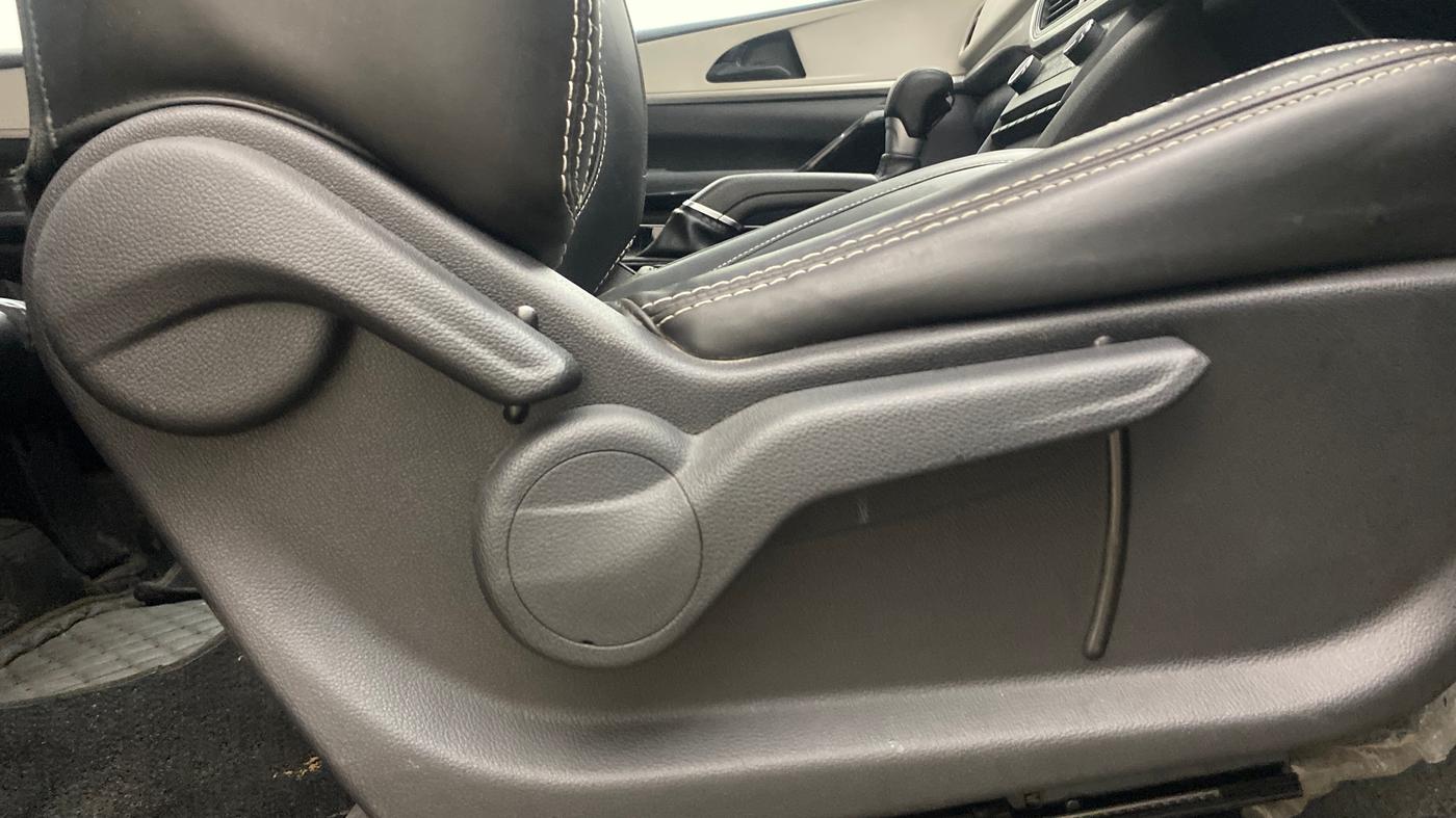 2023 Mahindra XUV700 AX 5 D AT 7 STR, Diesel, Automatic, 40,486 km, Driver Side Adjustment Panel