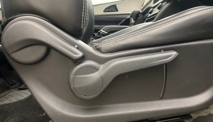 2023 Mahindra XUV700 AX 5 D AT 7 STR, Diesel, Automatic, 40,486 km, Driver Side Adjustment Panel