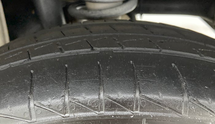 2021 Maruti Alto LXI CNG, CNG, Manual, 27,316 km, Left Rear Tyre Tread