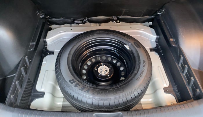 2016 Hyundai Creta SX PLUS 1.6 PETROL, Petrol, Manual, 60,320 km, Spare Tyre