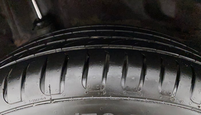 2014 Honda Amaze 1.5L I-DTEC S, Diesel, Manual, 1,01,764 km, Right Rear Tyre Tread