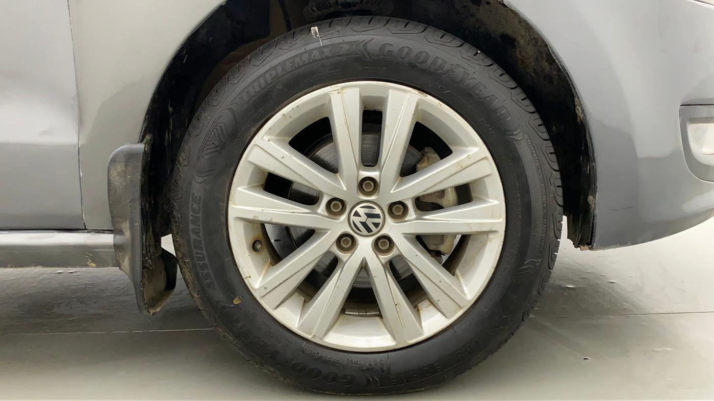2014 Volkswagen Polo HIGHLINE1.2L, Petrol, Manual, 73,854 km, Right Front Wheel