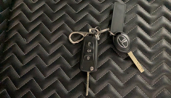 2023 Tata NEXON XM PLUS SUNROOF PETROL, Petrol, Manual, 24,003 km, Key Close Up