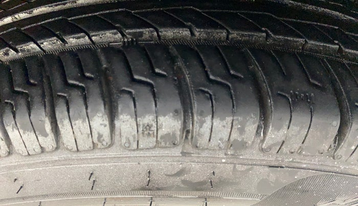 2014 Maruti Swift Dzire VXI, Petrol, Manual, 57,978 km, Right Front Tyre Tread