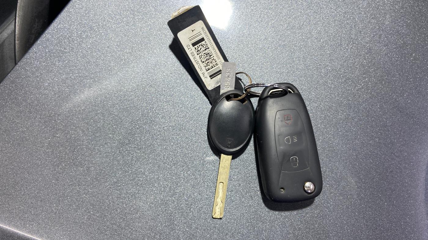 2021 Tata PUNCH ADVENTURE AMT, CNG, Automatic, 69,523 km, Key Close Up