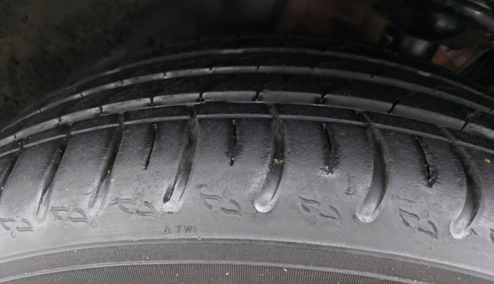2021 Volkswagen TAIGUN TOPLINE 1.0 TSI MT, Petrol, Manual, 18,089 km, Left Front Tyre Tread