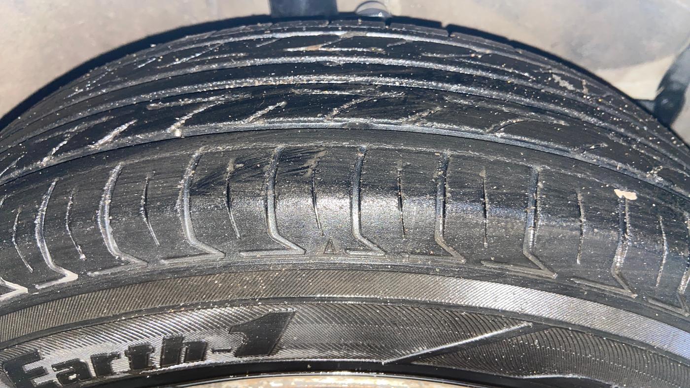 2016 Maruti Ritz LXI, CNG, Manual, 92,038 km, Right Front Tyre Tread