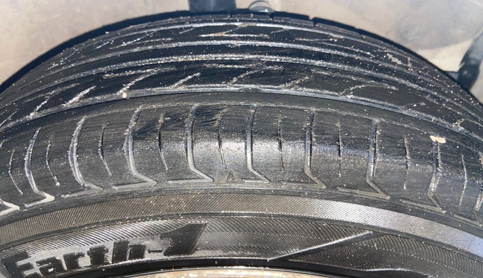 2016 Maruti Ritz LXI, CNG, Manual, 92,038 km, Right Front Tyre Tread