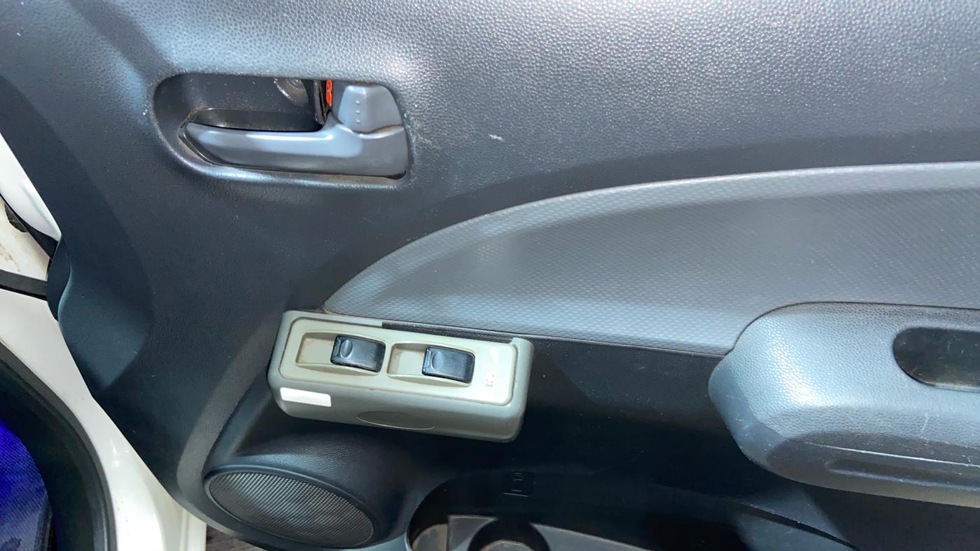 2016 Maruti Ritz LXI, CNG, Manual, 92,038 km, Driver Side Door Panels Control