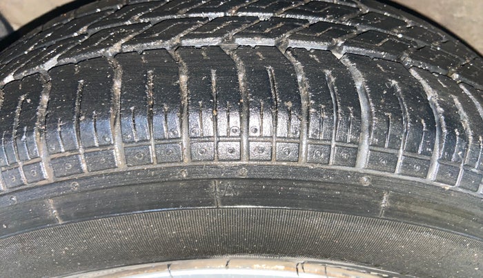 2016 Maruti Ritz LXI, CNG, Manual, 92,038 km, Left Front Tyre Tread