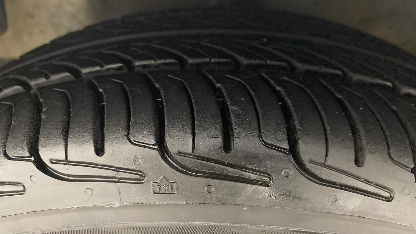 2016 Hyundai Eon MAGNA +, Petrol, Manual, 69,802 km, Left Front Tyre Tread