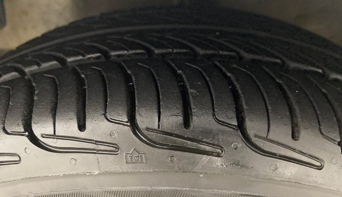 2016 Hyundai Eon MAGNA +, Petrol, Manual, 69,802 km, Left Front Tyre Tread