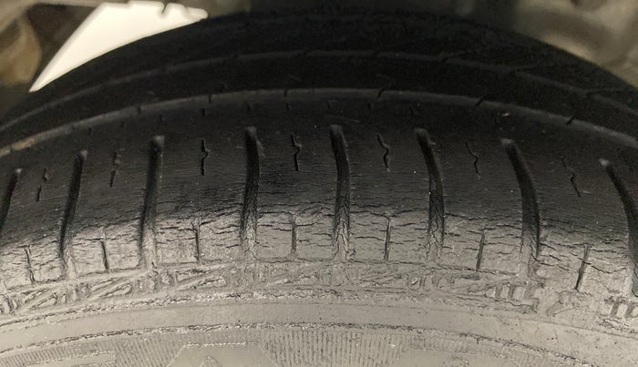 2016 Hyundai Eon MAGNA +, Petrol, Manual, 69,802 km, Right Rear Tyre Tread