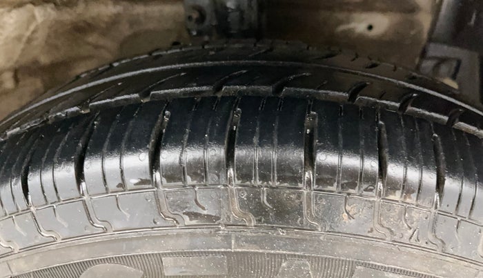 2016 Maruti Swift LXI (O), Petrol, Manual, 83,889 km, Right Front Tyre Tread