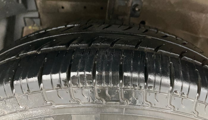 2016 Maruti Swift LXI (O), Petrol, Manual, 83,889 km, Left Front Tyre Tread