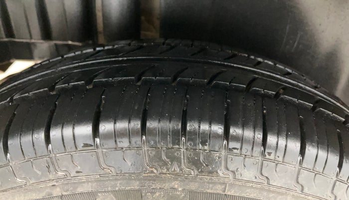 2016 Maruti Swift LXI (O), Petrol, Manual, 83,889 km, Right Rear Tyre Tread