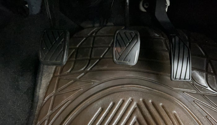 2016 Maruti Swift LXI (O), Petrol, Manual, 83,889 km, Pedals