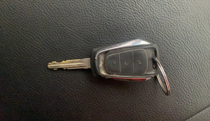 2016 Mahindra Kuv100 K8 D 6 STR, Diesel, Manual, 73,673 km, Key Close Up