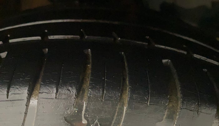 2016 Mahindra Kuv100 K8 D 6 STR, Diesel, Manual, 73,673 km, Right Front Tyre Tread