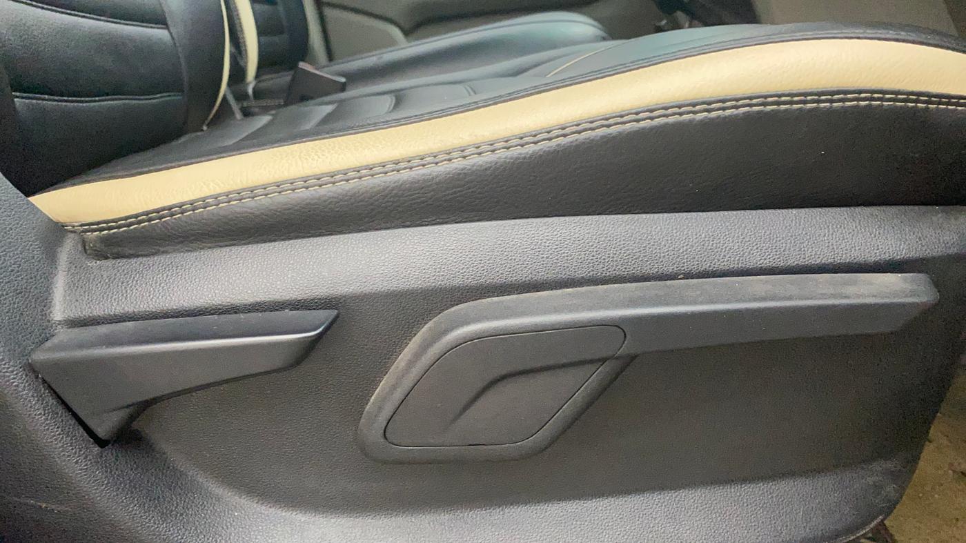 2016 Mahindra Kuv100 K8 D 6 STR, Diesel, Manual, 73,673 km, Driver Side Adjustment Panel