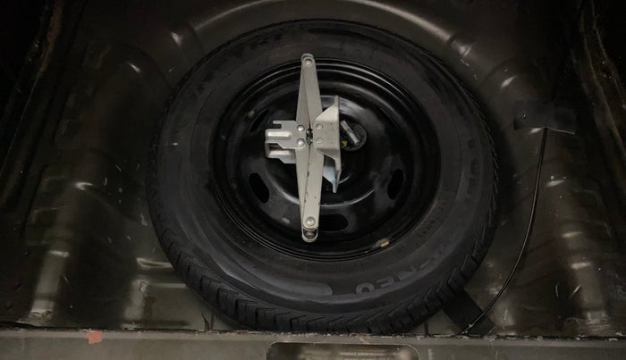 2016 Renault Kwid RXT 0.8, Petrol, Manual, 36,329 km, Dicky (Boot door) - Tool missing