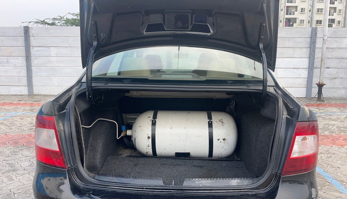 2013 Skoda Rapid ELEGANCE 1.6 MPI AT, CNG, Automatic, 82,117 km, Boot Inside