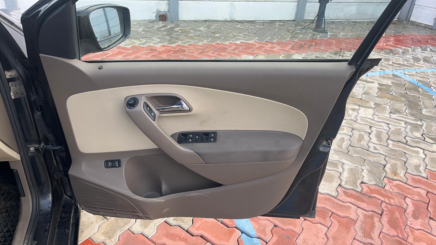 2013 Skoda Rapid ELEGANCE 1.6 MPI AT, CNG, Automatic, 82,148 km, Driver Side Door Panels Control