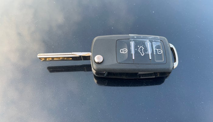 2013 Skoda Rapid ELEGANCE 1.6 MPI AT, CNG, Automatic, 82,117 km, Key Close Up