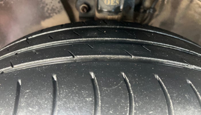 2013 Skoda Rapid ELEGANCE 1.6 MPI AT, CNG, Automatic, 82,117 km, Left Front Tyre Tread