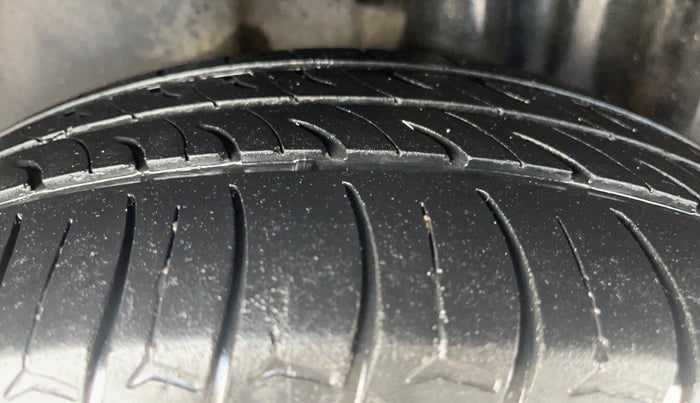 2013 Skoda Rapid ELEGANCE 1.6 MPI AT, CNG, Automatic, 82,117 km, Left Rear Tyre Tread