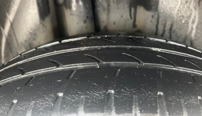 2013 Skoda Rapid ELEGANCE 1.6 MPI AT, CNG, Automatic, 82,117 km, Right Rear Tyre Tread