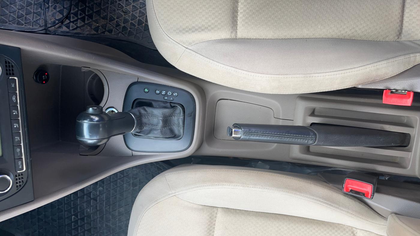 2013 Skoda Rapid ELEGANCE 1.6 MPI AT, CNG, Automatic, 82,148 km, Gear Lever